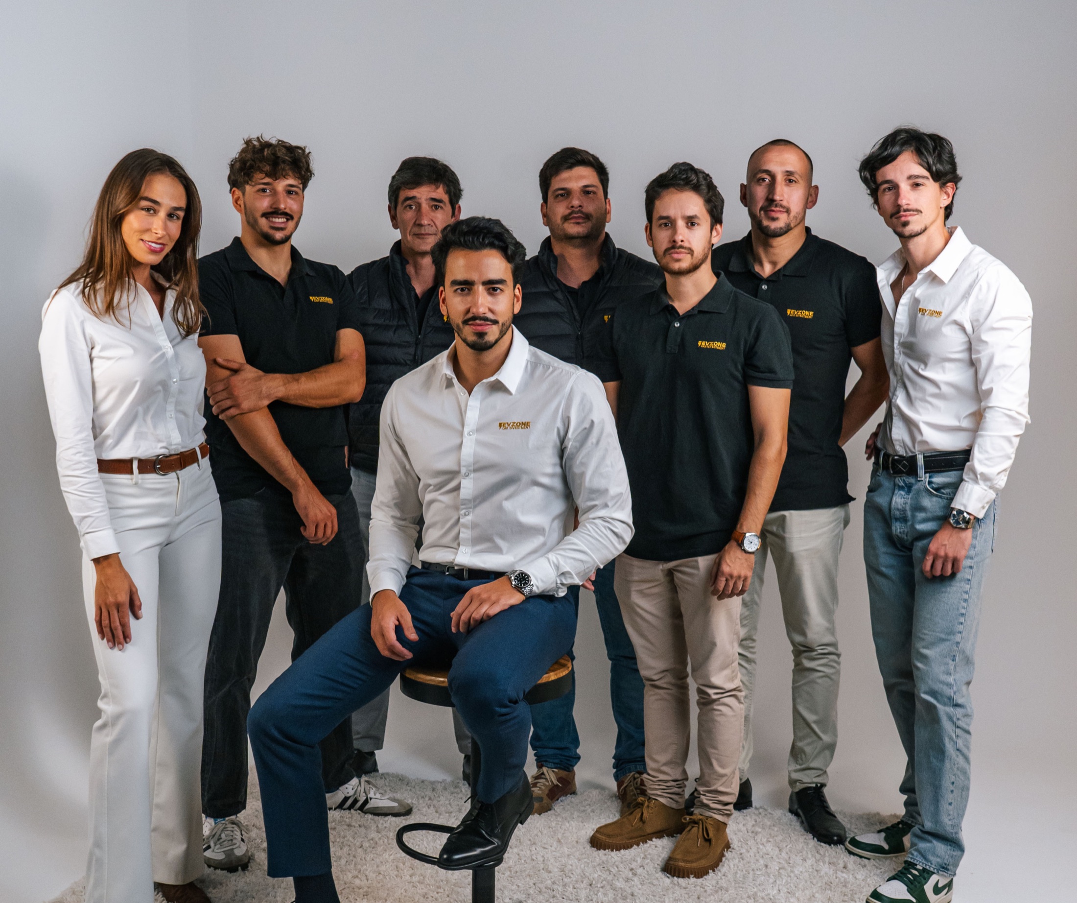A equipa EVZONE reunida no showroom